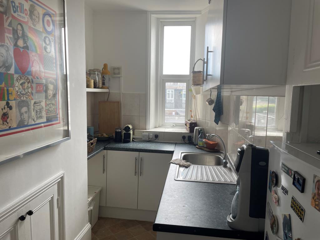 Lot: 171 - LEASEHOLD INVESTMENT - Kitchen with fitted units and window to rear